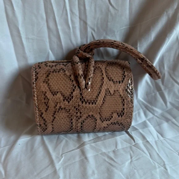 Elegant Tan Snake Print Women's Bag - Picture 3 of 10
